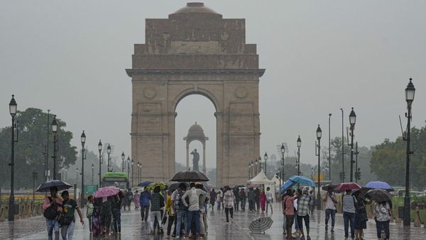 Weather: दिल्ली में अगले 72 घंटे भारी, नोएडा-गुरुग्राम के लिए भी IMD का अलर्ट, चेक करें अपने इलाके का मौसम