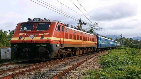 Indian Railways Waiting Ticket Rules: ये है कंफर्म टिकट का 'सीक्रेट' कोड! रेलवे सबसे पहले किसे देता है सीट?