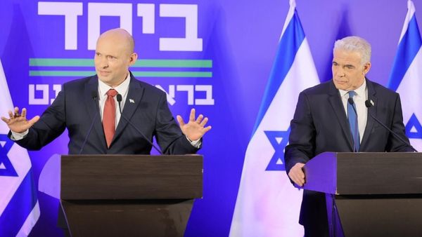 Israel Politics: जंग के बीच खतरे में नेतन्याहू की कुर्सी, दो पूर्व PM ने खोला मोर्चा, कितने खतरे में है सरकार?