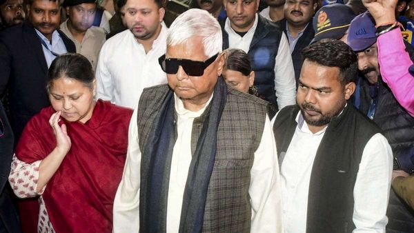 Land for Jobs Case: लालू यादव को सुप्रीम कोर्ट से बड़ा झटका, नहीं चली दलील, अब ट्रायल कोर्ट में चलेगा मुकदमा