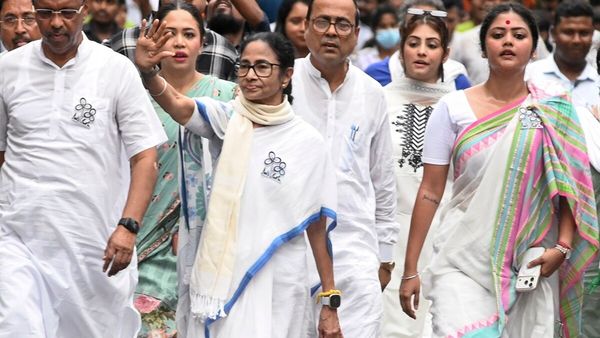 Bengal Chunav: सुबह-सुबह सड़कों पर क्यों दिखीं ममता बनर्जी! भवानीपुर में सुवेंदु से महामुकाबला, EC पर फोड़ा बम
