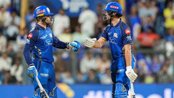 MI vs SRH: मुंबई इंडियंस में पसरा मातम, टीम के अहम सदस्य के घर हुई मौत, प्लेयर्स ने पहनी काली पट्टी