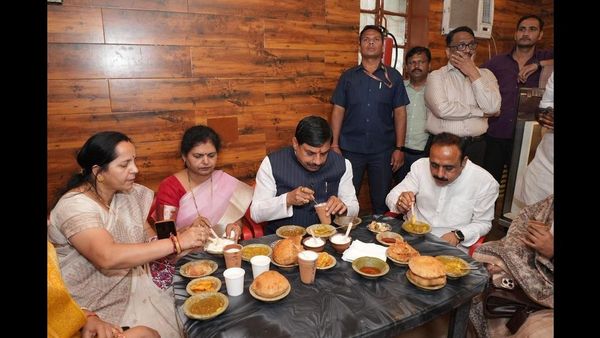 MP News: वाराणसी दौरे पर सीएम डॉ. मोहन यादव ने लिया लोकल व्यंजनों का स्वाद, सादगी ने जीता लोगों का दिल