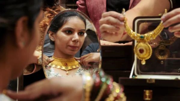 Mumbai Gold Silver Rate Today: सोना गिरा, चांदी चढ़ी, क्या है मुंबई में ताजा भाव?