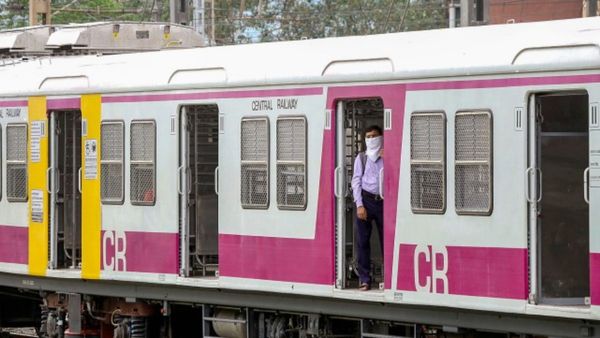 Mumbai local train: मुंबई लोकल ट्रेन के यात्री हो जाएं अलर्ट, इन रूट्स पर रहेगा मेगा ब्लॉक, देखें टाइम   