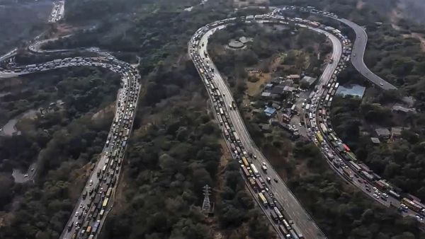 Mumbai-Pune Expressway पर दो दिनों तक रहेगा ट्रैफिक ब्लॉक, यात्रा से पहले जांच लें वैकल्पिक मार्ग 