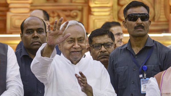 Nitish Kumar: CM पद से हटते ही कमांडो के साये में नीतीश कुमार, MHA ने अचानक क्यों दी पावरफुल Z+ सिक्योरिटी?