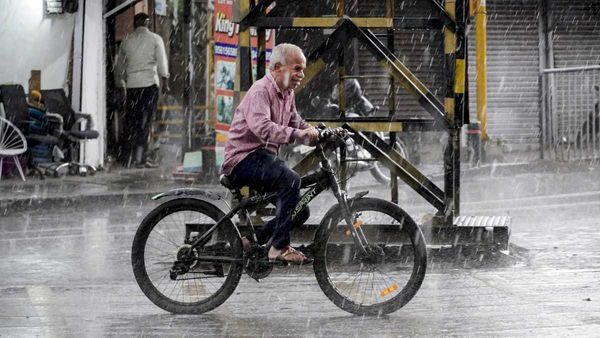 Pune Weather: मौसम का यू-टर्न! दोपहर तक चुभती गर्मी के बाद बारिश-ओलों ने मचाई तबाही, 2 दिनों तक येलो अलर्ट
