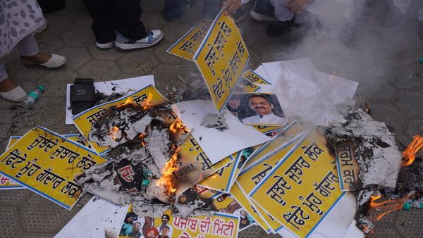 सांसदों के भाजपा में शामिल होने पर पंजाब में भड़के AAP नेता, 'गद्दार' के नारे लगाते हुए किया विरोध प्रदर्शन