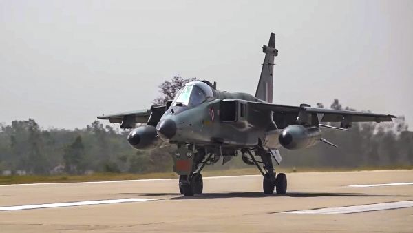 Purvanchal Expressway पर Jaguar समेत 6 फाइटर जेट्स ने दिखाई ताकत! दुश्मन PAK को याद आई 'अम्मा'? क्या है खासियत