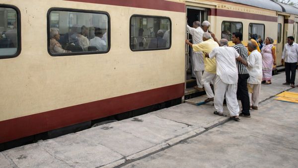 राजस्थान के मंत्री ने वरिष्ठ नागरिकों की रामेश्वरम और मदुरै तीर्थयात्रा ट्रेन को हरी झंडी दिखाकर किया रवाना
