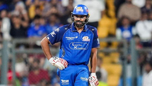 MI vs RCB: वानखेड़े में पसरा सन्नाटा, रोहित शर्मा लाइव मैच से बैटिंग छोड़ गए, आखिर क्या है कारण