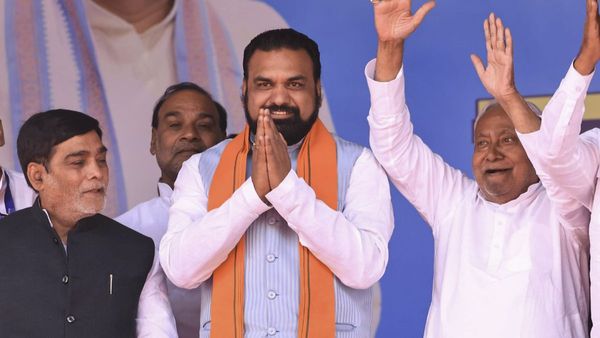 Samrat Choudhary: नीतीश या सम्राट, पढ़ाई-लिखाई के मामले में कौन है किस पर भारी? किस डिग्री पर मचा था बवाल?