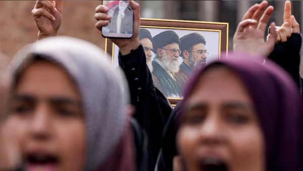 US-Iran Ceasefire: मिडिल ईस्ट में थमी जंग! ट्रंप-ईरान सीजफायर के बाद श्रीनगर के लाल चौक पर जश्न का माहौल