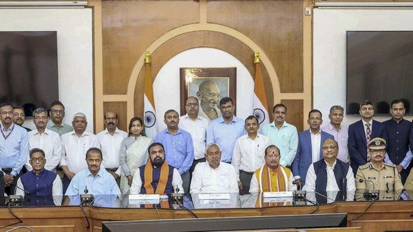 Bihar: सम्राट की टीम में शामिल हुए 32 मंत्री, शपथ से पहले निशांत कुमार ने पिता नीतीश से लिया आशीर्वाद