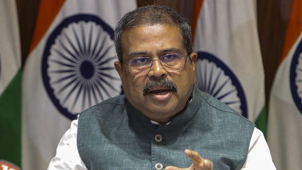 CBSE के 'OSM' सिस्टम पर मचा बवाल, सच में बदल गईं 12वीं के छात्रों की कॉपियां? शिक्षा मंत्री के बयान से हडकंप