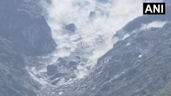 Chamoli में बद्रीनाथ के पास कंचन गंगा के ऊपर टूटा ग्लेशियर, दहशत में आए लोग 