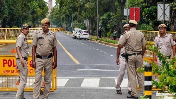 Delhi Crime: दिल्ली में चलती स्लीपर बस में महिला को खींचकर 2 गैंगरेप, ड्राइवर-कंडक्टर गिरफ्तार, पूरा मामला
