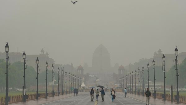Delhi Weather Update: दिल्ली में फिर बदलेगा मौसम,अगले 48 घंटे तक तेज हवाओं और बारिश के आसार,IMD का येलो अलर्ट