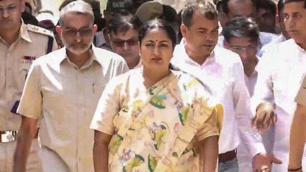 Delhi Building Collapse: ग्राउंड पर उतरीं CM रेखा गुप्ता, 4 की मौत, लापरवाह अफसरों पर गिरेगी गाज