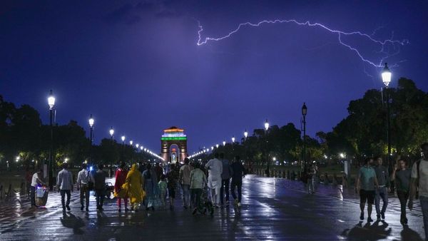 Weather: दिल्ली-NCR में आएगा भयंकर तूफान! कुछ घंटे में जोरदार बारिश का अलर्ट, आपके इलाके में कैसा रहेगा मौसम?