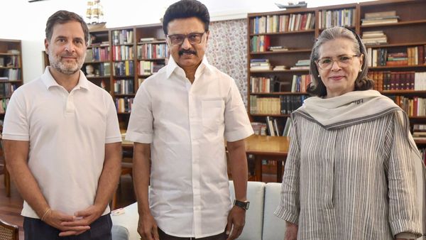 TN Chunav: 'सोनिया-मनमोहन संग गहरी दोस्ती निभाई, राहुल भाई जैसे, अब पीठ में छुरा घोंपा', DMK का 20 साल का दर्द