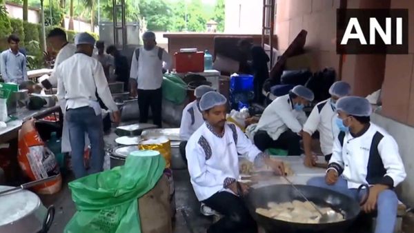 Bengal Chunav Result: BJP मुख्यालय में पुड़ियां छान रही स्पेशल टीम, बंगाल के रसगुल्लों से स्वागत की तैयारी