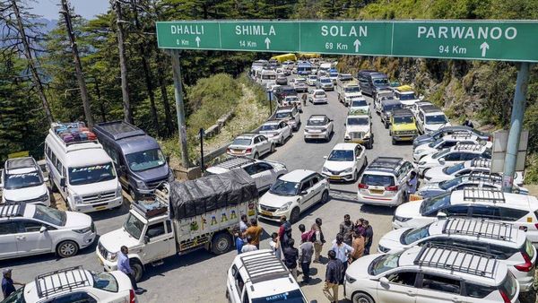 72 घंटे में 70,000 गाड़ियां! शिमला में पैर रखने की नहीं बची जगह, किन रास्तों पर लगा डायवर्जन?