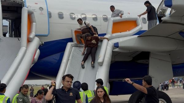 IndiGo की फ्लाइट में अचानक फटा पॉवर बैंक, आग से घायल हुए यात्री, कैसे और कब हुआ ये हादसा? Video
