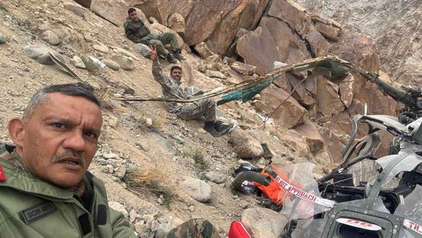 Leh में सेना का हेलीकॉप्टर क्रैश, अंदर थे मेजर जनरल समेत 3 अफसर, फिर जो हुआ वो किसी चमत्कार से कम नहीं!