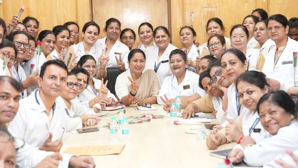 LNJP अस्पताल में अचानक पहुंचीं CM रेखा गुप्ता, नर्सों से मुलाकात कर कही ऐसी बात कि हर कोई हो गया भावुक