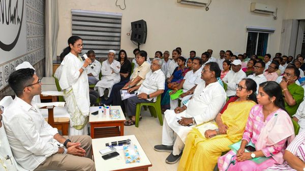 Mamata Banerjee TMC Meeting: हार के बाद ममता का मंथन, बोलीं- जो जाना चाहता है जाएं, मैं फिर खड़ी करूंगी पार्टी