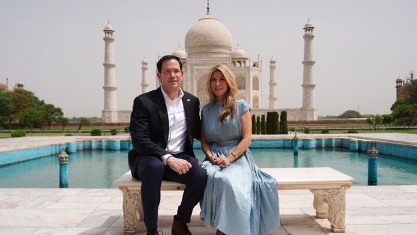 Trump के भरोसेमंद Marco Rubio की पत्नी कौन? 7 साल डेटिंग के बाद रचाई थी शादी, अब 43°C में ताजमहल का दीदार
