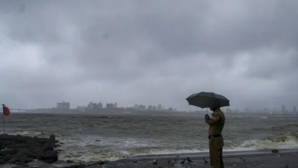 Maharashtra Weather: 12 जिलों में Rain Alert लेकिन Mumbai में बरसा पानी, क्या है मानसून का ताजा अपडेट?