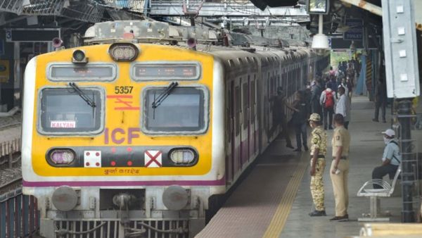 Mumbai Local Train: मुंबई में रविवार नहीं आज रात रहेगा मेगा ब्लॉक, NEET UG 2026 परीक्षा को लेकर लिया गया फैसला