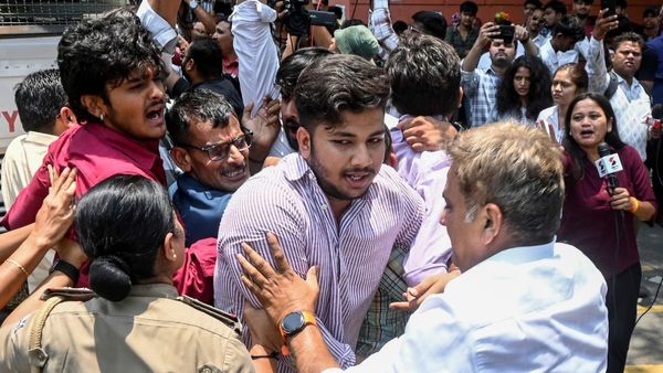 NEET UG 2026 Paper Leak: यश यादव या शुभम खैरनार असली मास्टरमाइंड कौन? कोचिंग सेंटरों तक कैसे पहुंचा PDF पेपर