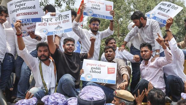 NEET Paper Leak में 9वीं गिरफ्तारी, कौन है मनिषा मांधरे? कैसे दिल्ली में CBI के हत्थे चढ़ी पुणे की टीचर