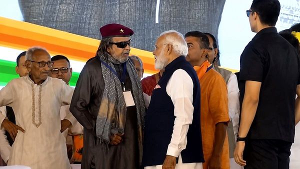 West Bengal CM Oath Ceremony: मंच पर Mithun Chakraborty से मिले PM मोदी, क्या हुई बात? Video