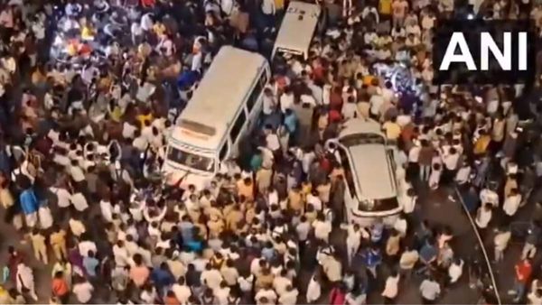 Pune में 3 साल की बच्‍ची के साथ दरिंदगी के बाद हत्‍या, सड़कों पर उतरे सैंकड़ों लोग, क्‍या है पूरा मामला?