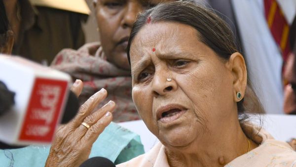 Lalu परिवार के सबसे बड़े 'पावर सेंटर' पर संकट! बंगला खाली करने के नोटिस पर आगबबूला हुईं राबड़ी देवी