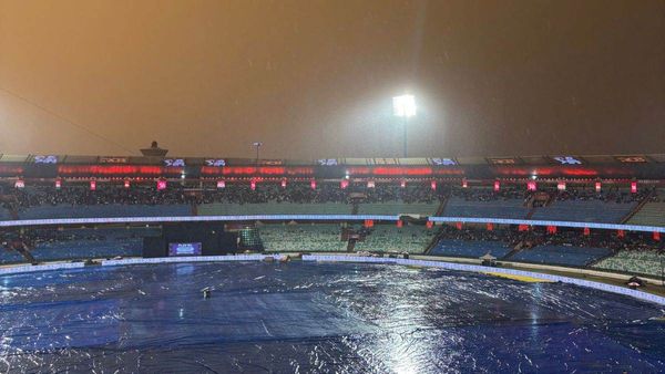 RCB vs KKR: आरसीबी-केकेआर मैच बारिश के कारण नहीं हुआ शुरू, टॉस का नया टाइम आया सामने