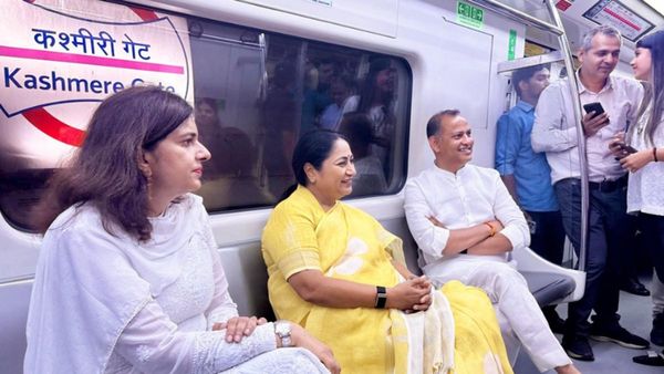 Delhi: CM रेखा गुप्ता मेट्रो से पहुंचीं सचिवालय, दिल्लीवालों से बोलीं-‘कार छोड़िए, पब्लिक ट्रांसपोर्ट अपनाइए’
