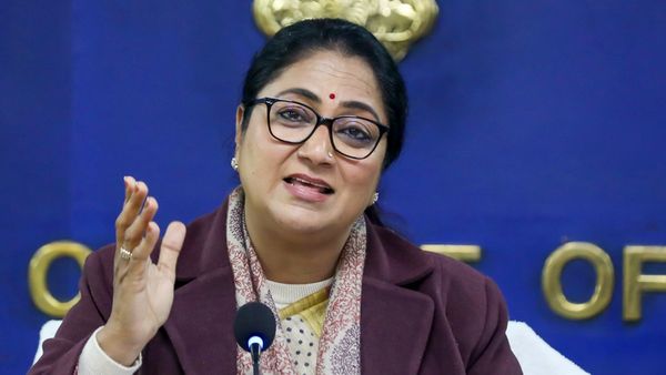 Delhi Private Schools Ultimatum: CM Rekha Gupta की बड़ी चेतावनी, जबरन किताब-यूनिफॉर्म बेचने पर होगी कार्रवाई 
