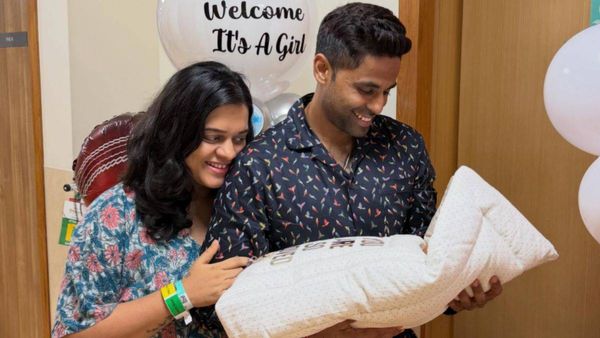 सूर्यकुमार यादव ने बेटी का क्या नाम रखा है? मिठाई बांटकर किया ख़ुशी का इजहार
