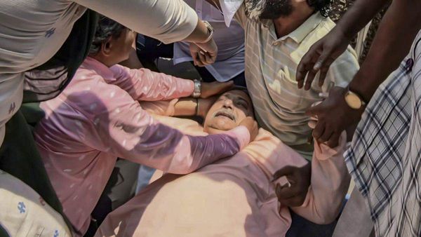 अभिषेक के बाद TMC सांसद कल्याण बनर्जी पर जानलेवा हमला, प्रदर्शनकारियों ने दिखाए काले झंडे