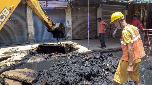 UP B.Ed Entrance Exam 2026: कानपुर में 25 अभ्यर्थी गहरे सीवेज नाले में गिरे, JCB से निकाले गए, मौत को दी मात!