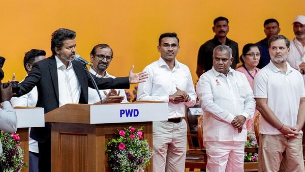 'वन्दे मातरम्' से शपथ ग्रहण की शुरुआत!CM विजय का वो बड़ा सियासी दांव, BJP और विरोधियों को किया चारों खाने चित