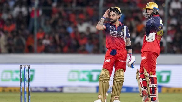 SRH vs RCB: पहले भयंकर स्लेजिंग, फिर सरेआम किया इग्नोर! Virat Kohli और Travis Head के Video ने मचाया तहलका!