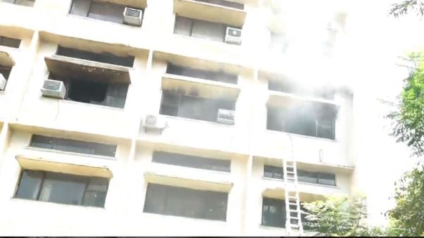 Delhi ITO Fire: शिक्षा मंत्रालय के दफ्तर में लगी भीषण आग, इलाके में धुआं ही धुआं, रेस्क्यू ऑपरेशन जारी