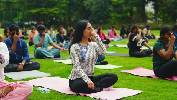 International Yoga Day: योग बढ़ा सकता है उम्र? बेंगलुरु के क्रिस्टु जयंती यूनिवर्सिटी में मिला फिट रहने के राज